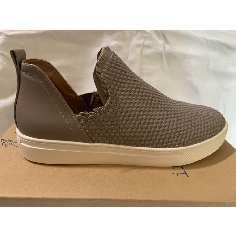 Indigord textile man made tan slip on shoes sz. 8